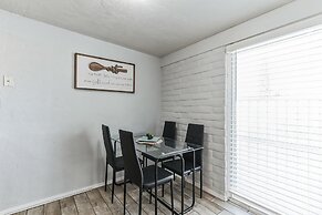 Family-friendly Desert Oasis 5 Bedroom Home by RedAwning