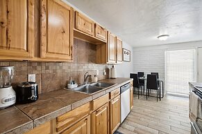 Family-friendly Desert Oasis 5 Bedroom Home by RedAwning