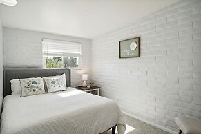 Family-friendly Desert Oasis 5 Bedroom Home by RedAwning