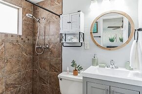 Family-friendly Desert Oasis 5 Bedroom Home by RedAwning