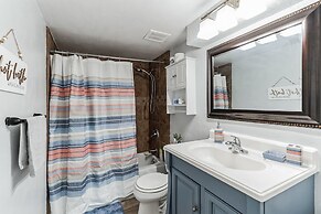 Family-friendly Desert Oasis 5 Bedroom Home by RedAwning