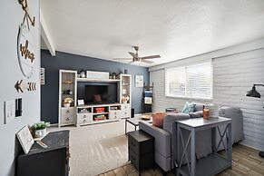 Family-friendly Desert Oasis 5 Bedroom Home by RedAwning