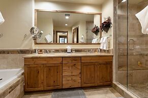 B107 Beaver Creek Landing 3 Bedroom Condo by RedAwning