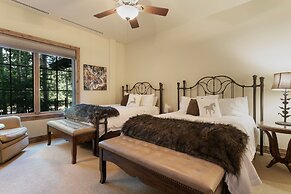 B107 Beaver Creek Landing 3 Bedroom Condo by RedAwning