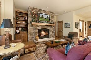 B107 Beaver Creek Landing 3 Bedroom Condo by RedAwning