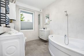 Spacious Family Apartment by Renters