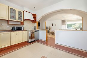 Spacious Family Apartment by Renters