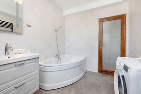 Spacious Family Apartment by Renters