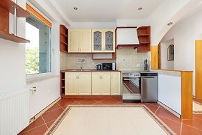 Spacious Family Apartment by Renters