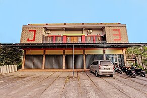 OYO 91210 Hotel J3