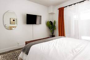 Mid-century Gem w Secret 4th Bedroom Near Downtown