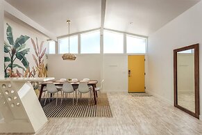 Mid-century Gem w Secret 4th Bedroom Near Downtown