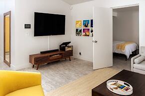 Mid-century Gem w Secret 4th Bedroom Near Downtown