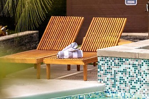 Mid-century Gem w Secret 4th Bedroom Near Downtown