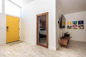 Mid-century Gem w Secret 4th Bedroom Near Downtown