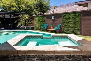 Mid-century Gem w Secret 4th Bedroom Near Downtown