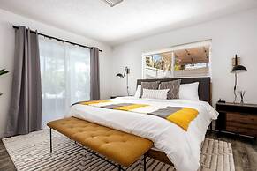 Mid-century Gem w Secret 4th Bedroom Near Downtown