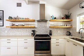 Mid-century Gem w Secret 4th Bedroom Near Downtown