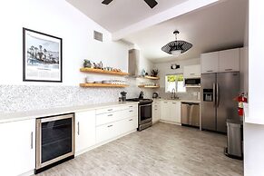 Mid-century Gem w Secret 4th Bedroom Near Downtown