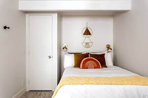 Mid-century Gem w Secret 4th Bedroom Near Downtown