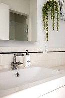 Mid-century Gem w Secret 4th Bedroom Near Downtown