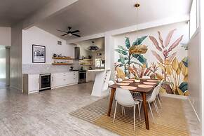 Mid-century Gem w Secret 4th Bedroom Near Downtown