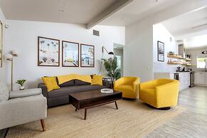 Mid-century Gem w Secret 4th Bedroom Near Downtown