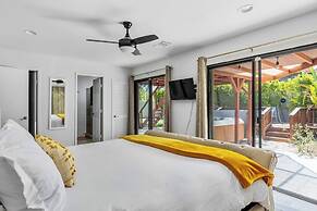 Poolside Palm Springs Paradise