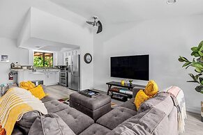 Poolside Palm Springs Paradise