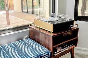 Poolside Palm Springs Paradise