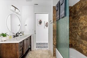 Poolside Palm Springs Paradise