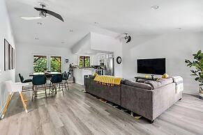 Poolside Palm Springs Paradise