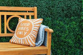 Poolside Palm Springs Paradise