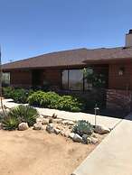 Cozy Rustic Home Minutes to Joshua Tree Nat l Park