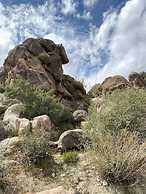Cozy Rustic Home Minutes to Joshua Tree Nat l Park