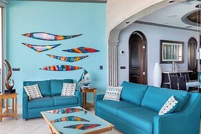 Luxury Beachfront Condo on Sandy Beach