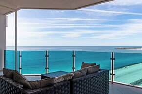 Luxury Beachfront Condo on Sandy Beach