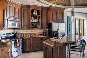 Luxury Beachfront Condo on Sandy Beach