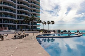 Luxury Beachfront Condo on Sandy Beach