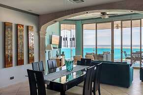 Luxury Beachfront Condo on Sandy Beach