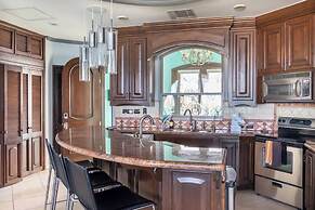 Luxury Beachfront Condo on Sandy Beach