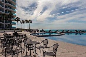 Luxury Beachfront Condo on Sandy Beach