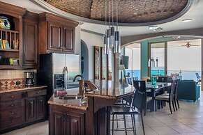 Luxury Beachfront Condo on Sandy Beach