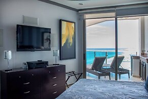 Luxury Beachfront Condo on Sandy Beach