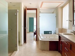 Quiet Beachfront Condo With Pools Private Beach