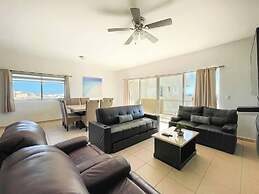 Cozy Condo With Beach Pool Access