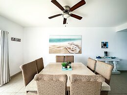 Admire Sea View From a Stunning Condo