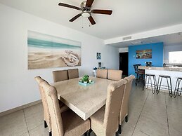 Admire Sea View From a Stunning Condo