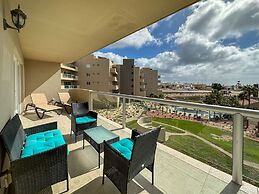 Admire Sea View From a Stunning Condo