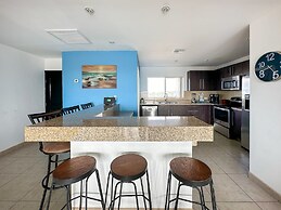 Admire Sea View From a Stunning Condo